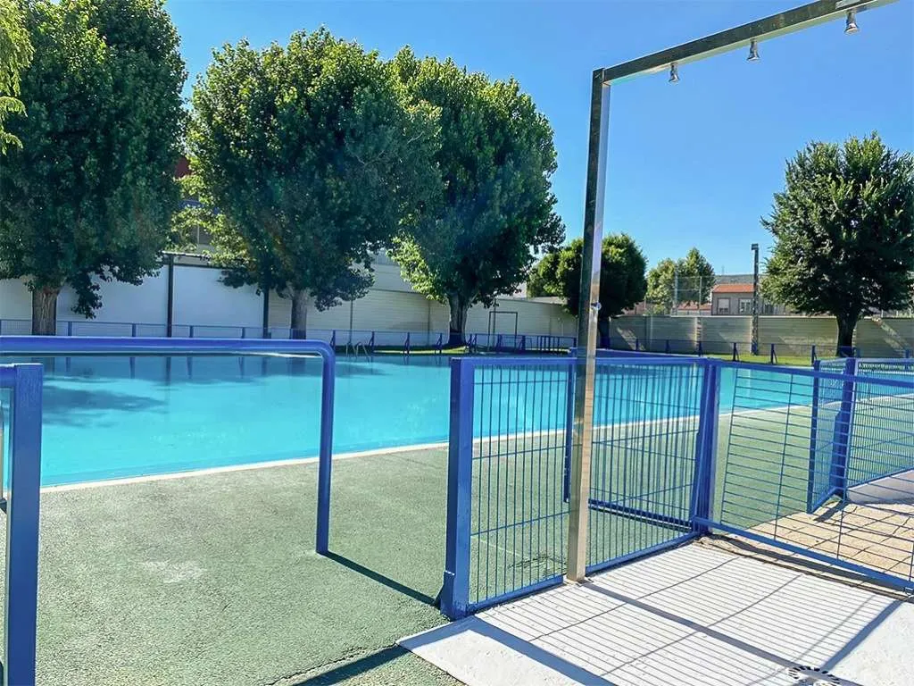 entrada a piscina municipal o privada